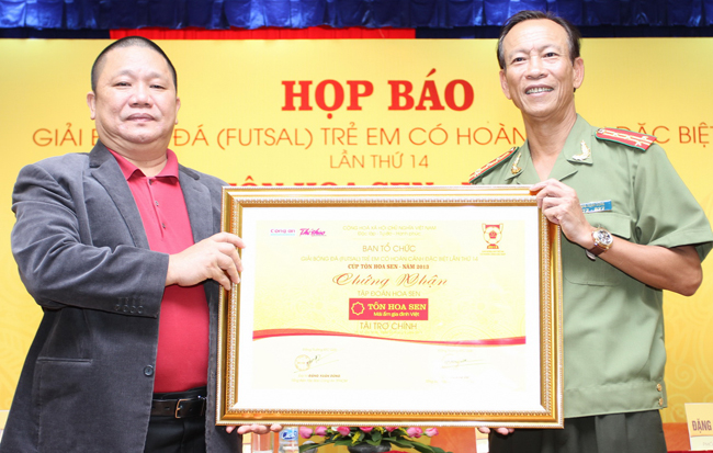 Đại Tá Đặng Xuân Dũng TBT báo CATP ( phải ) trao giấy chứng nhận nhà tài trợ chính của giải.