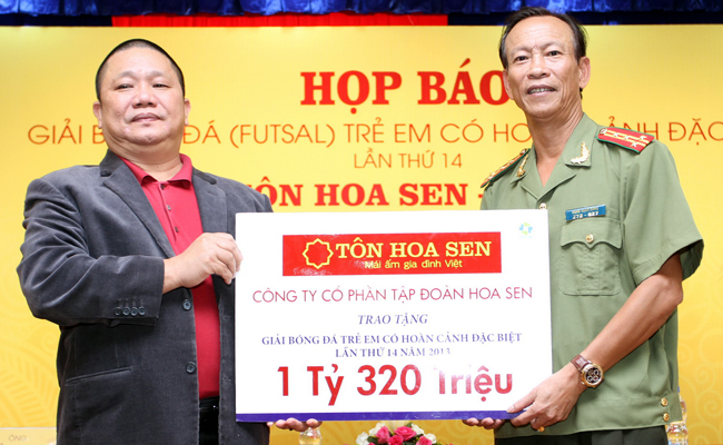 Ông Lê Phước Vũ ( trái ) trao tặng số tiền tài trợ cho BTC.