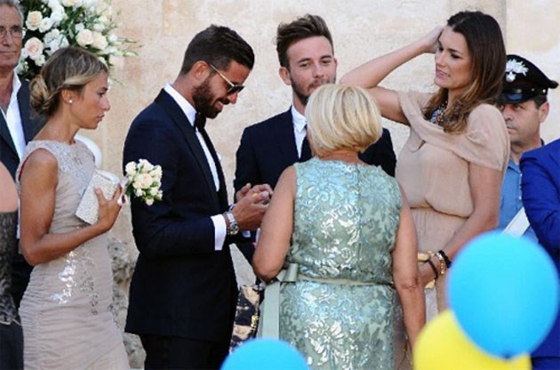 Alena Seredova - vợ của thủ thành Buffon vui vẻ đi dự lễ cưới của Vucinic mà không có chồng đi cùng. Hiện ông xã của cô vẫn đang ở Brazil.
