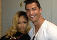 Rihanna gây sốc, ám chỉ Ronaldo là gay