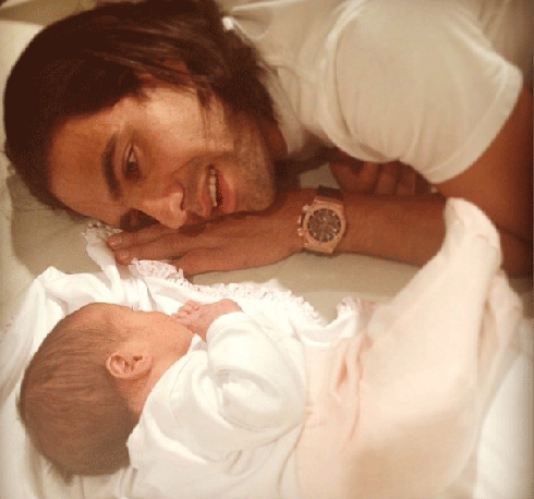 Falcao bên cô con gái mới chào đời. Ảnh: Twitter.