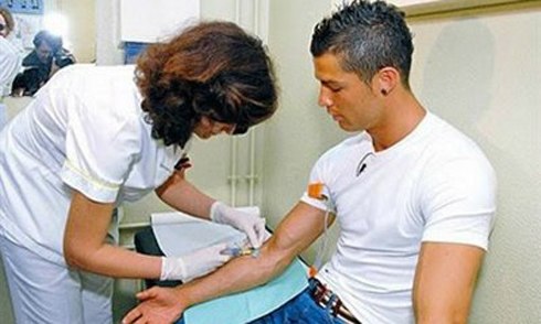 Bức ảnh Ronaldo đi hiến máu. Ảnh: Europapress.