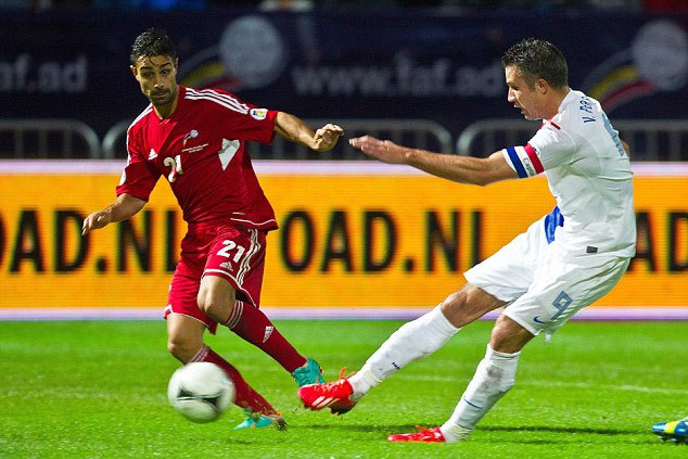 Robin Van Persie (áo trắng) của Man Utd lập cú đúp giúp Hà Lan thắng chủ nhà Andorra 2-0 và qua đó, chính thức đoạt vé dự vòng chung kết World Cup 2014.
