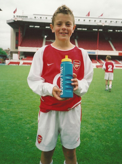 Ngày càng thi đấu ấn tượng trong màu áo Arsenal, tiền vệ 21 tuổi lần lượt khoác áo đội Anh ở các lứa U16, U17, U19, U21 trước khi lên tuyển quốc gia năm 2010.