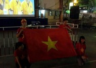 Cổ động viên đội mưa rét đi cổ vũ U23 Việt Nam
