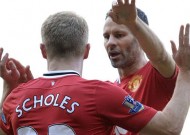 Scholes joins Giggs in taking Manchester United training