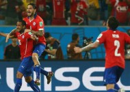 Early goals help Chile beat Australia