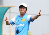 HLV Miura chê trách cầu thủ chơi bóng rườm rà