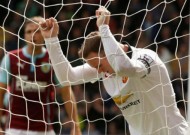 Burnley hold Man United on Di Maria debut 