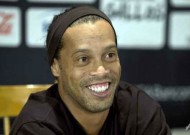 Ronaldinho signs for Fluminense