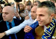 Van Persie arrives in Istanbul to join Fenerbahce