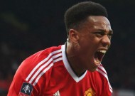 Manchester United 1-1 West Ham United: Martial keeps hosts alive after Payet stunner