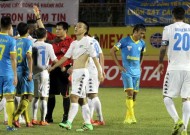 Cầu thủ Hà Nội.T&T xô trọng tài ngã dúi dụi trên sân