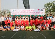Hội Doanh nghiệp Nhật Bản và Động Lực tặng bóng cho các trường tham gia dự án bóng đá học đường TP.HCM năm học 2016 - 2017
