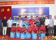 Các tuyến năng khiếu bóng đá TPHCM nhận quà tặng trang phục tập luyện và sinh hoạt