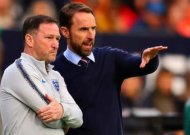 Gareth Southgate says he is committed to England amidst Chelsea speculation