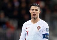 Ronaldo reprimanded for not wearing a mask while watching Portugal