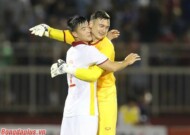 Văn Lâm hôn lên băng đội trưởng, cảm ơn thầy Park ngày ĐT Việt Nam đánh bại Afghanistan 2-0