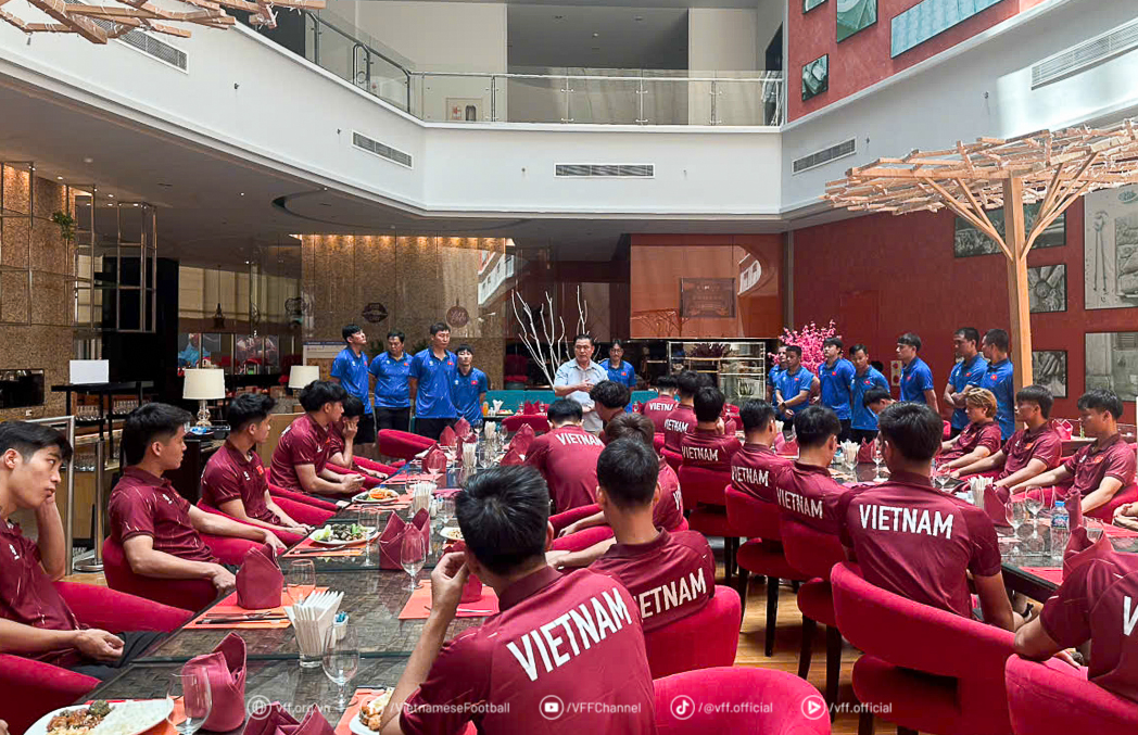 Phó Chủ tịch LĐBĐVN Trần Anh Tú động viên, khích lệ tinh thần đội tuyển U22 Việt Nam