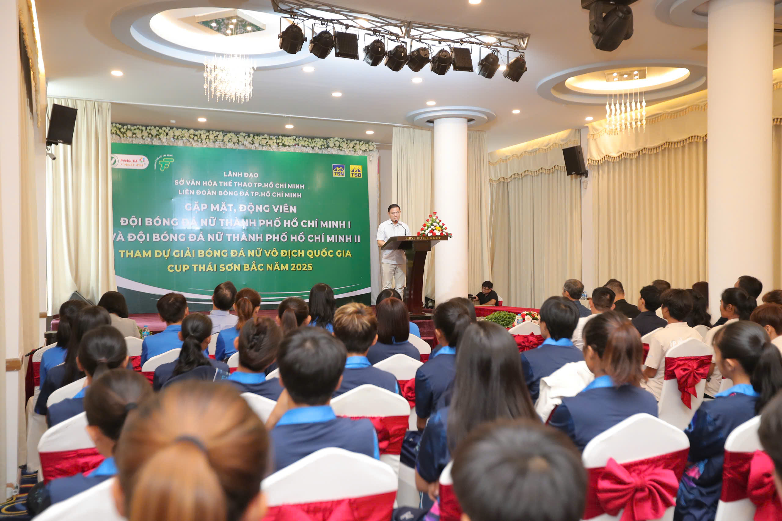 Gặp mặt động viên đội hai đội bóng đá nữ TPHCM I và TPHCM II