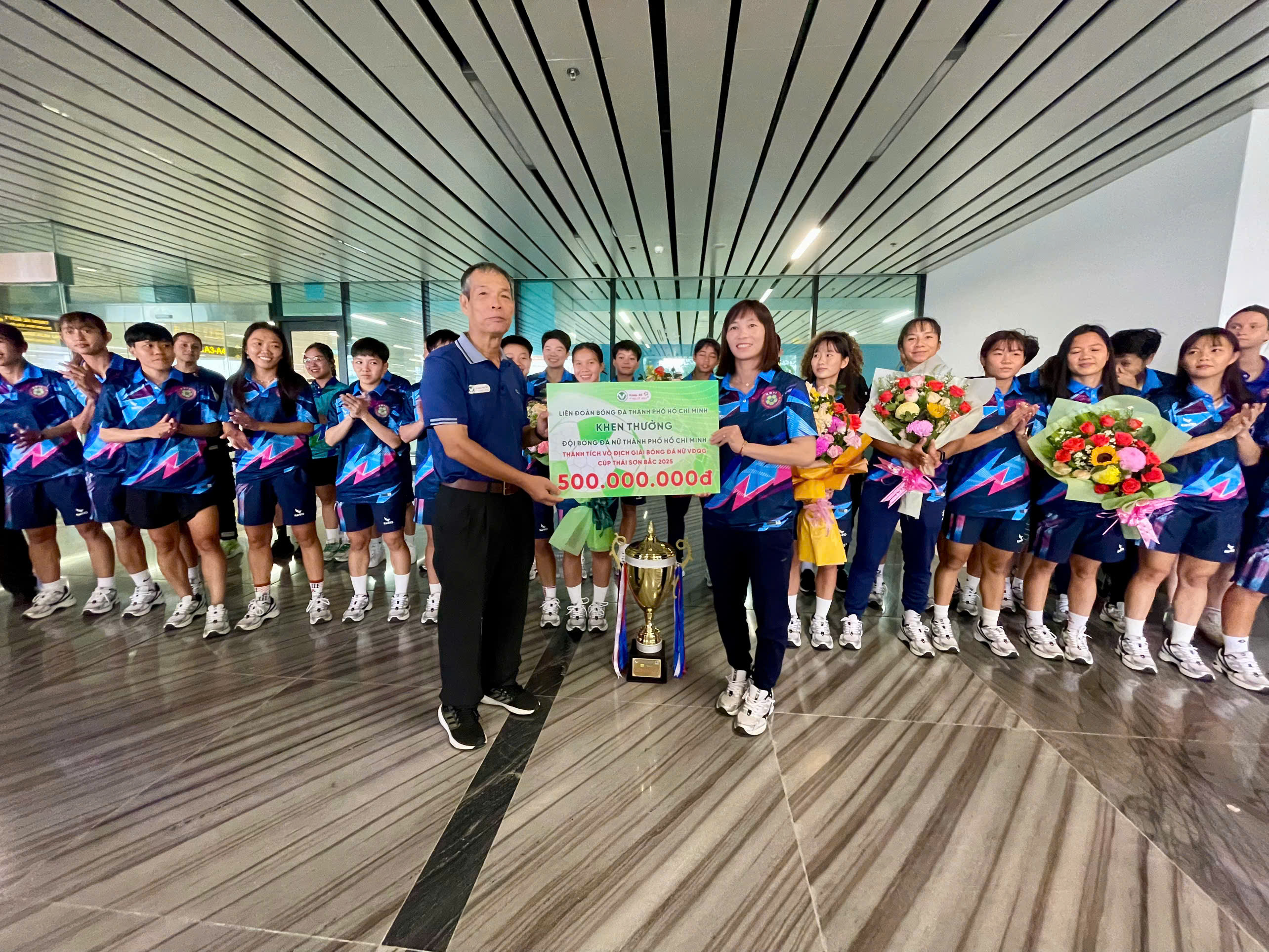 Niềm vui nhà vô địch nữ TP. Hồ Chí Minh I tại sân bay Tân Sơn Nhất