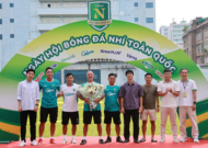 HLV Guillaume Graechen hạnh phúc cùng học trò trong ngày được VFF trao Kỷ niệm chương “Vì sự nghiệp bóng đá Việt Nam”